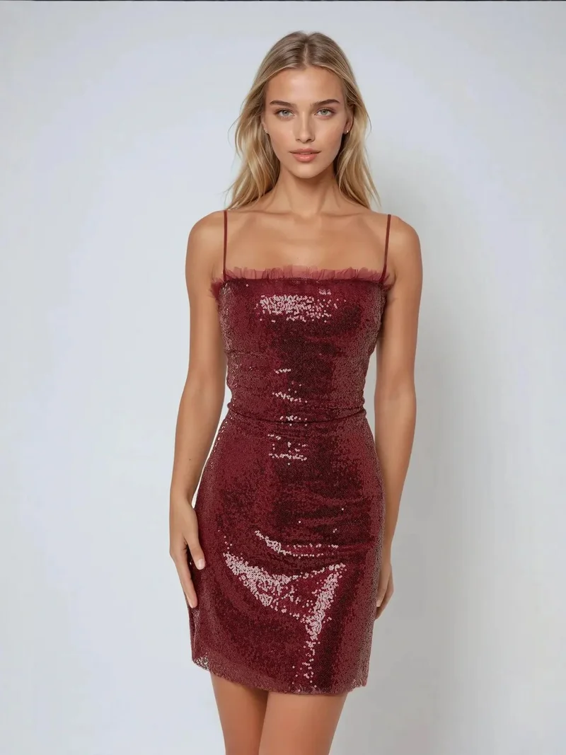 زوبعة فستان قصير ضيق بالترتر بياقة مربعة