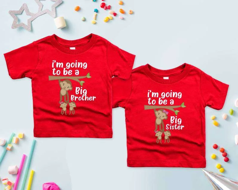 ماتشينج فاميلي اوتفيتس أنا ذاهب لأكون أخًا كبيرًا أو أختًا كبيرة – تيشيرت أطفال بإعلان لطيف مع رسمة قرد، تيشيرت قطن ناعم بأكمام قصيرة للأطفال الصغار لكشف الحمل، مفاجأة الأشقاء، هدية إعلان خبر قدوم مولود جديد (أحمر)