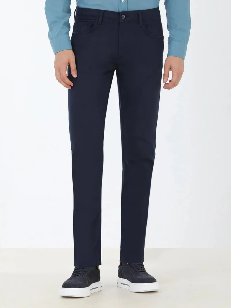 كيب بنطال قطني مخلوط، بقصة ضيقة، لون أزرق داكن، بنسيج منسوج.