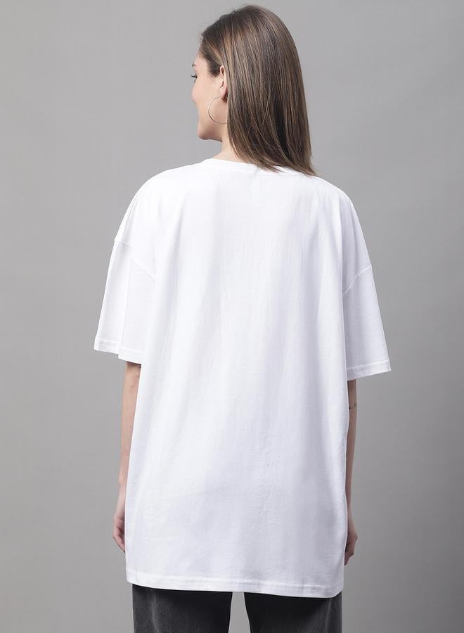 تايك تو تيشيرت نسائي أبيض كبير بطبعة شعار من دور - Image 2