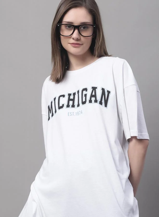 تايك تو تيشيرت نسائي أبيض كبير بطبعة شعار من دور