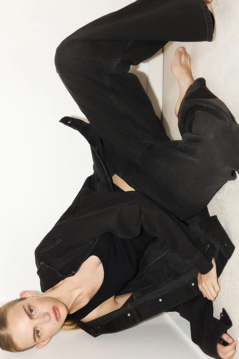 اتش اند ام جينز بخصر عالي وعريض من خامة خفيفة