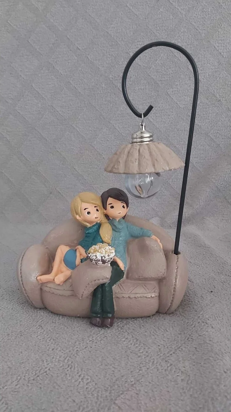 توزلو بازار Dusty Sunday Gift for Lover Sweet Lovers Sitting on the Couch Illuminated Figurine Decor Home Living