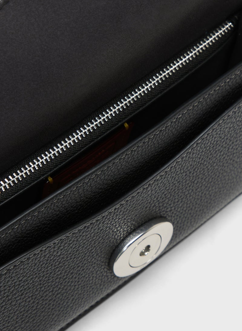 كوتش حقيبة يد كلاتش بسلسلة تابى من جلد الحصى المصقول - Image 5