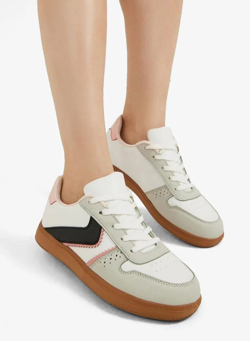 ستايلي اكتيف سنيكرز برباط بتفاصيل متباينة