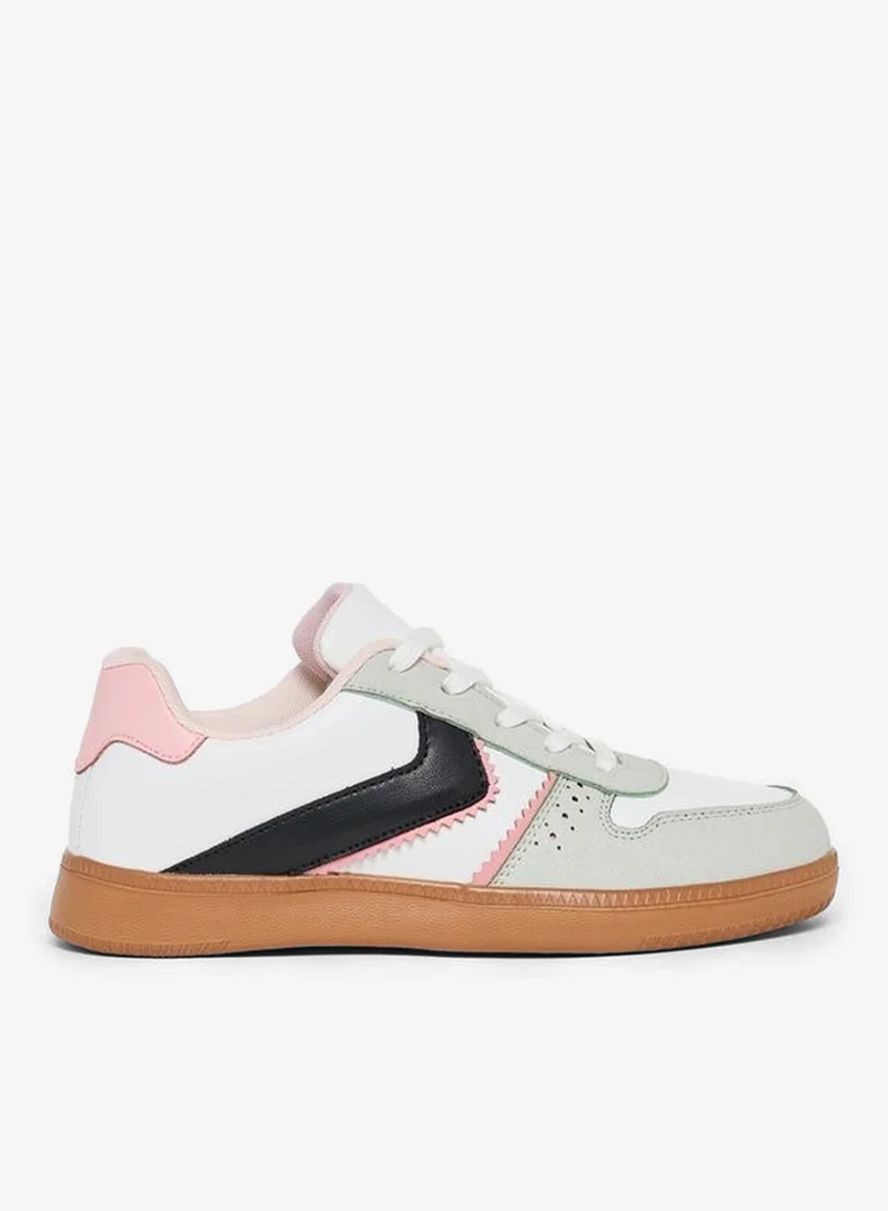 ستايلي اكتيف سنيكرز برباط بتفاصيل متباينة