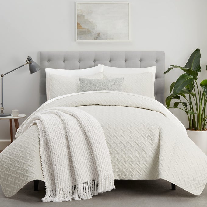 COMFORTSURE SOFT 3PIECE KING CAL KING QUILT BEDDING SET INCLUDES BEDSPREADCOVERLET AND PILLOW SHAMS BEDDING FOR ALL SEASONS MACHINE WASHABLE IVORY