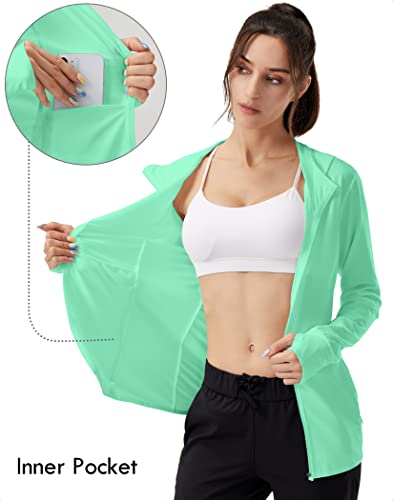 Soothfeel سترة هودي للنساء لحماية من الشمس UPF 50+ خفيفة الوزن بأكمام طويلة مع جيب للتنزه في الهواء الطلق باللون الأخضر الفاتح M - Image 3