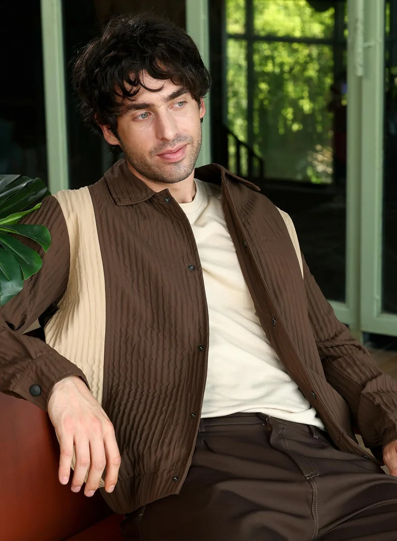 كامبوس سوترا جاكيت رجالي بألواح وخطوط مكشكشة وياقة مدببة وأكمام طويلة بأزرار وأساور، بأزرار كبس وحافة مستقيمة قابلة للتمدد، بتصميم ملون من نسيج منسوج للملابس الكاجوال واليومية، باللون البني القهوة والبيج الفاتح