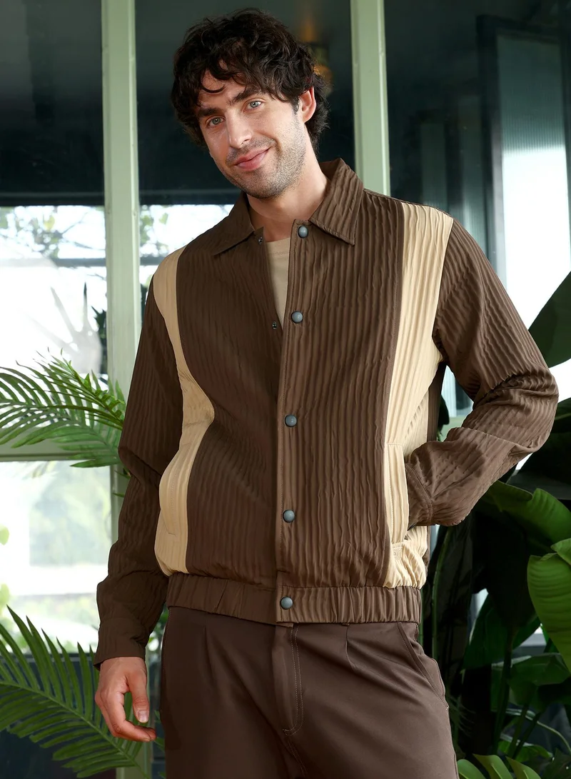 كامبوس سوترا جاكيت رجالي بألواح وخطوط مكشكشة وياقة مدببة وأكمام طويلة بأزرار وأساور، بأزرار كبس وحافة مستقيمة قابلة للتمدد، بتصميم ملون من نسيج منسوج للملابس الكاجوال واليومية، باللون البني القهوة والبيج الفاتح