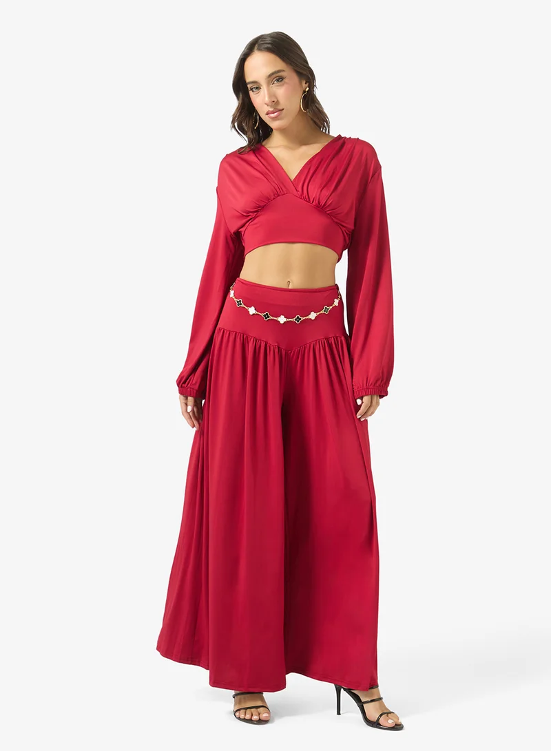 جينجر طقم بلوزة بفتحة صدر عميقة وبنطلون مطوي