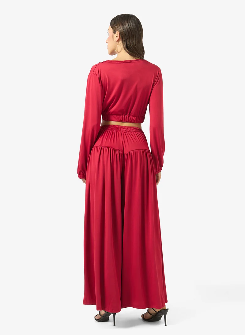 جينجر طقم بلوزة بفتحة صدر عميقة وبنطلون مطوي