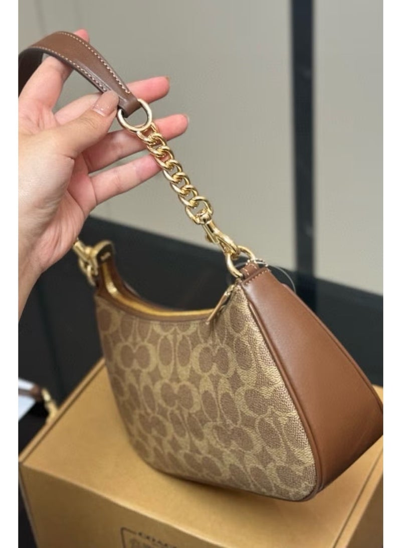 كوتش حقيبة نظارات COACH للنساء من القماش بنقشة سيغنيتشر، حقيبة تخزين نظارات صغيرة بسلسلة ذهبية يمكن ارتداؤها بطريقتين كتف وكروس بودي، لون بيج وبني - Image 3