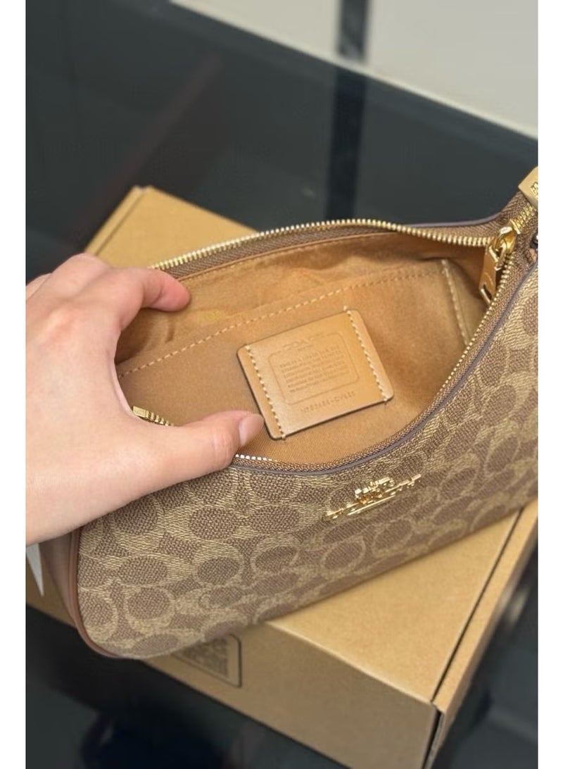 كوتش حقيبة نظارات COACH للنساء من القماش بنقشة سيغنيتشر، حقيبة تخزين نظارات صغيرة بسلسلة ذهبية يمكن ارتداؤها بطريقتين كتف وكروس بودي، لون بيج وبني - Image 5