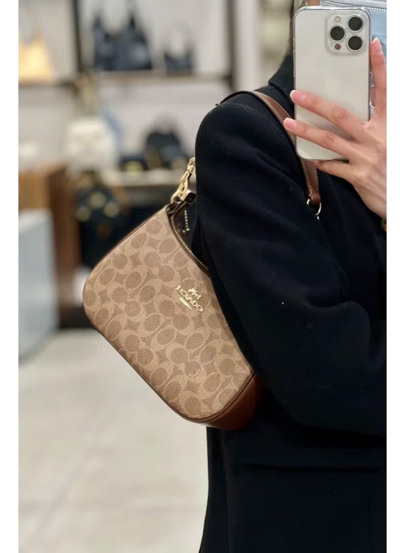 كوتش حقيبة نظارات COACH للنساء من القماش بنقشة سيغنيتشر، حقيبة تخزين نظارات صغيرة بسلسلة ذهبية يمكن ارتداؤها بطريقتين كتف وكروس بودي، لون بيج وبني - Image 4