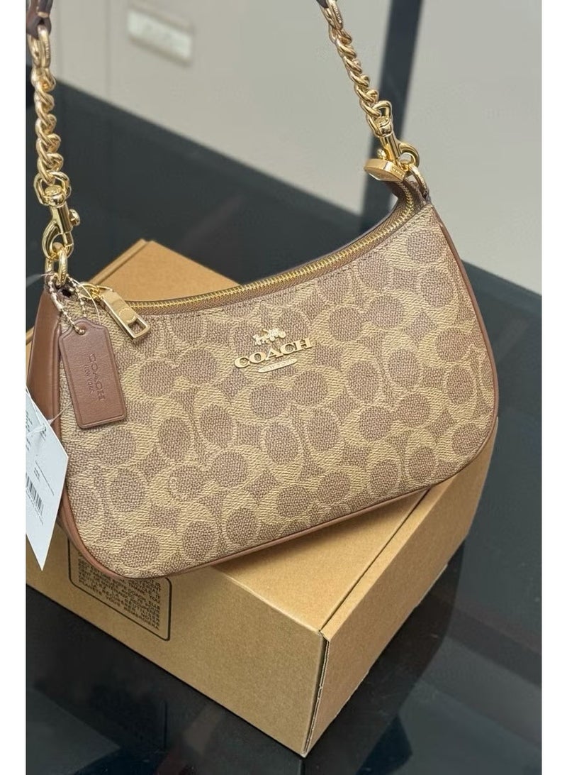 كوتش حقيبة نظارات COACH للنساء من القماش بنقشة سيغنيتشر، حقيبة تخزين نظارات صغيرة بسلسلة ذهبية يمكن ارتداؤها بطريقتين كتف وكروس بودي، لون بيج وبني - Image 2