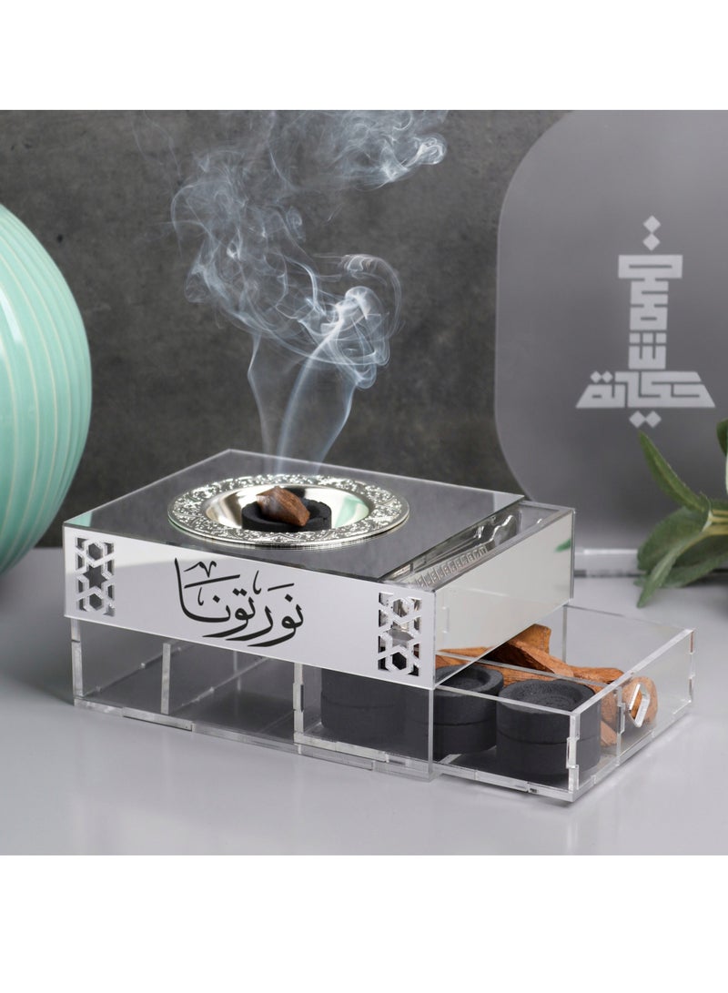 حكاية شمعة مبخرة بخور مميزة مع عود بخور موروكي وفحم وملقاط تأتي بعبارة "نورتونا" مصنوعه من الاكريلك اللامع والشفاف - Image 1