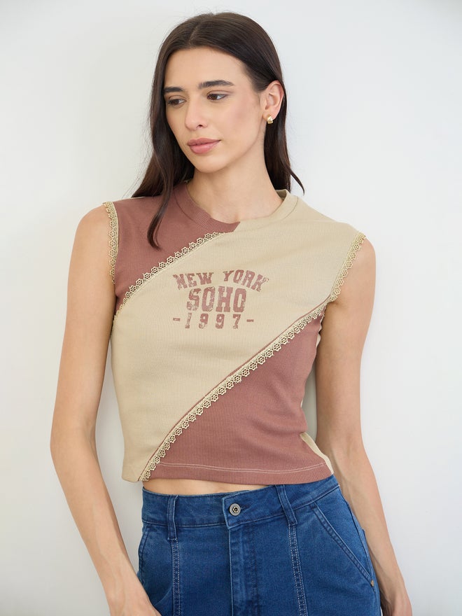 Styli Beige Slogan Print Color Block Tank Top with Lace Trim - Image 3
