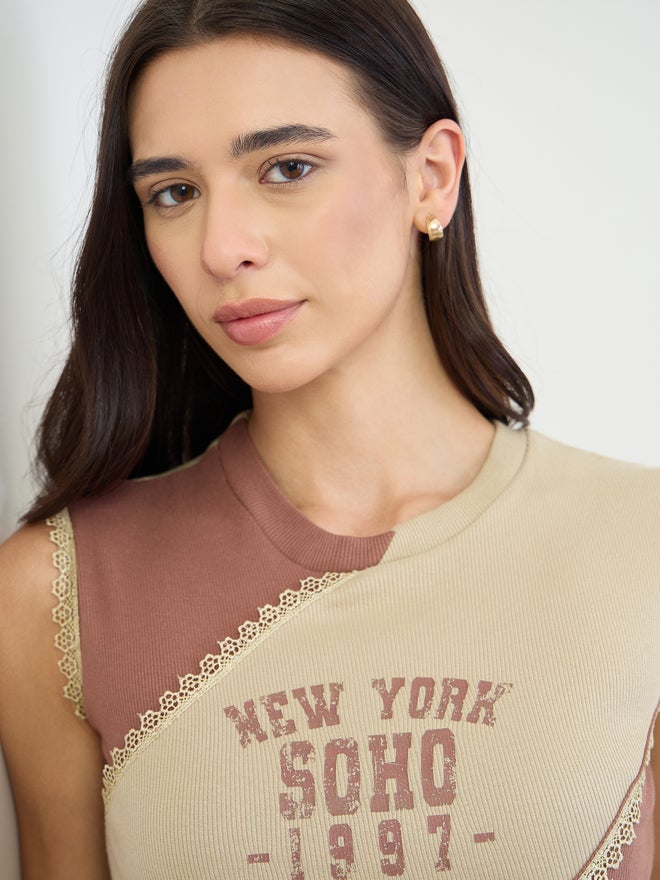 Styli Beige Slogan Print Color Block Tank Top with Lace Trim - Image 4