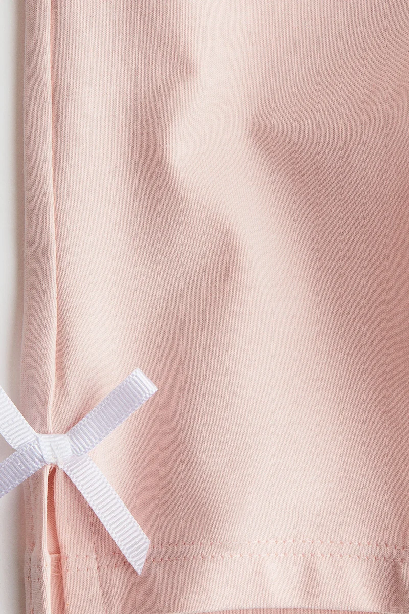 اتش اند ام شورت رياضي ضيق بتفاصيل فيونكة