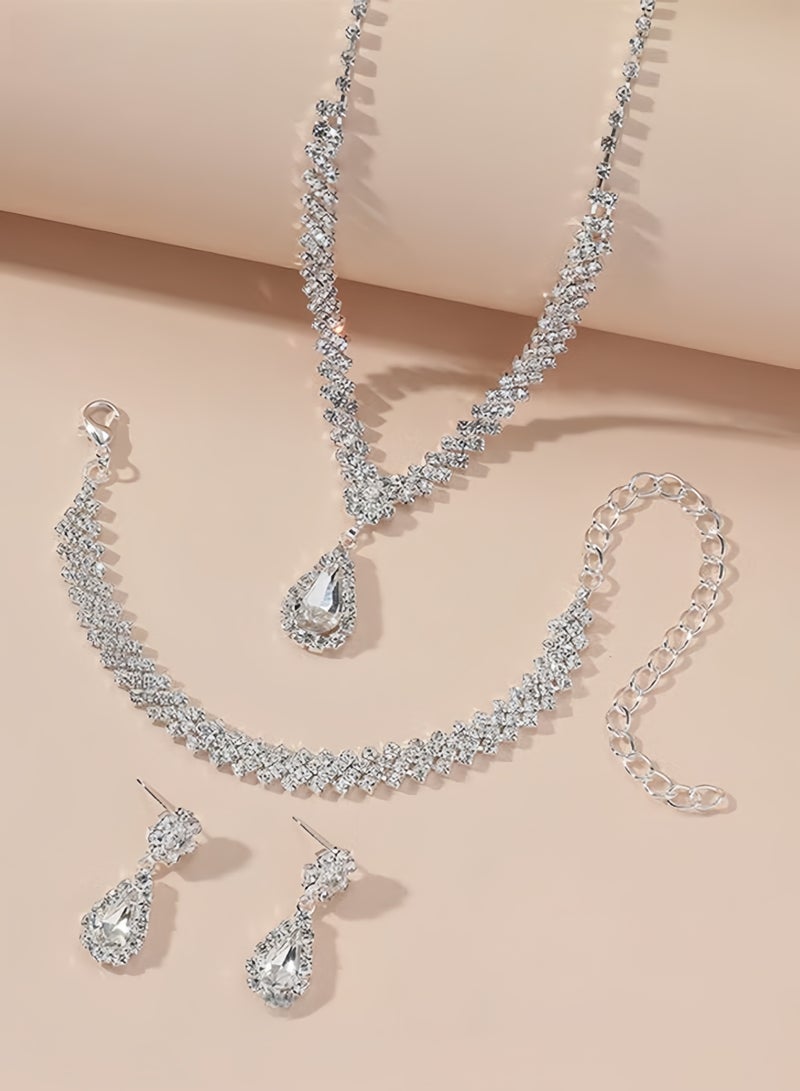 طقم نسائي مكون من 4 قطع من أحجار الراين، يتضمن قلادة وأقراط وسوار، مع قلادة على شكل قطرة، وسلسلة على شكل حرف V، وأقراط متدلية، وإكسسوارات أنيقة لفساتين الزفاف والسهرات، باللون الفضي البسيط والمتعدد الاستخدامات. - Image 3