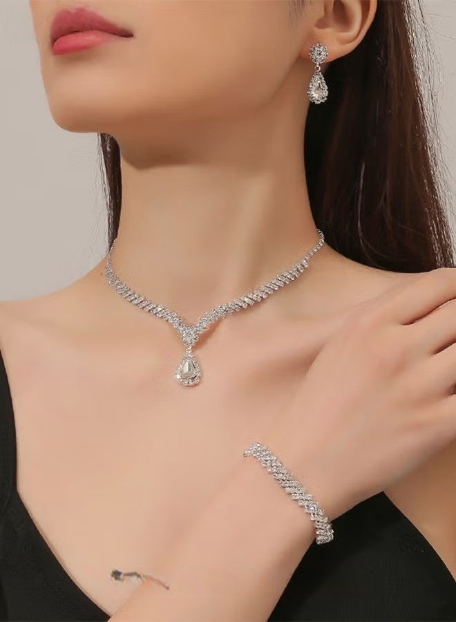 طقم نسائي مكون من 4 قطع من أحجار الراين، يتضمن قلادة وأقراط وسوار، مع قلادة على شكل قطرة، وسلسلة على شكل حرف V، وأقراط متدلية، وإكسسوارات أنيقة لفساتين الزفاف والسهرات، باللون الفضي البسيط والمتعدد الاستخدامات. - Image 2