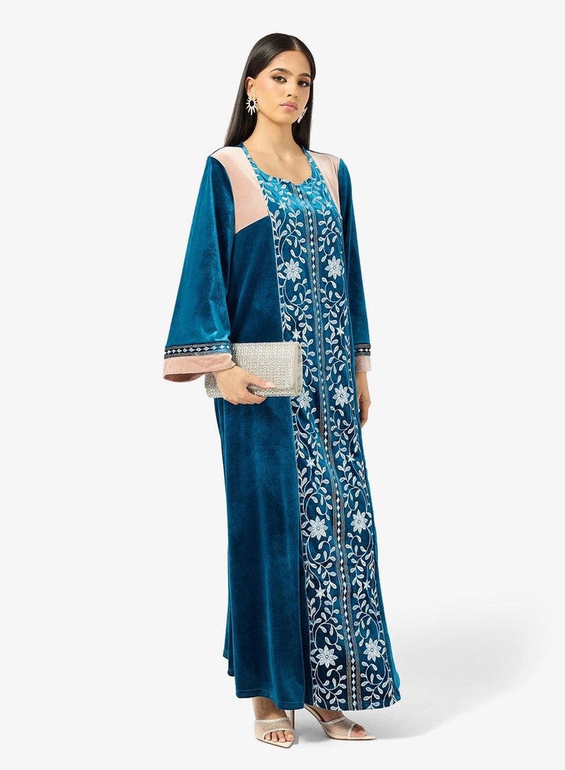جلابية نسائية عربية تقليدية مطرزة أنيقة، مناسبة للاحتفالات بعيد الفطر وللارتداء اليومي المحتشم، مصنوعة من القطن الخفيف. - Image 1