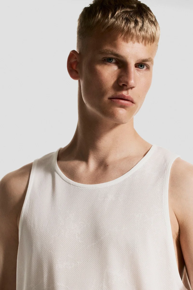 اتش اند ام بلوزة فيست رياضية بقصة عادية من نسيج دراي موف