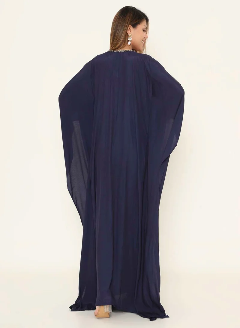 هانا آند سارا جلابية عربية زرقاء داكنة بأكمام خفاش مع تطريز ذهبي