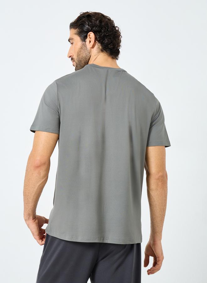 تايك تو تيشيرت بطباعة جرافيك بياقة مستديرة وأكمام قصيرة - Image 4