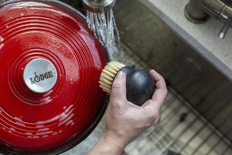 Lodge طقم العناية بالحديد الزهر المينا والسيراميك من لودج - يتضمن 11 أونصة من المنظف، مكشطة المقلاة السوداء، فرشاة فرك، عبوة من واقيات الأواني، وكتيب الاستخدام والعناية - مجموعة من 5 قطع - Image 5