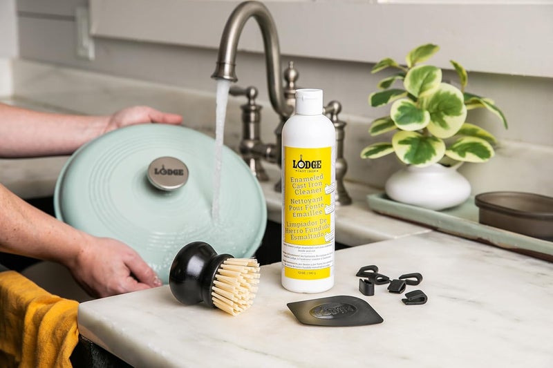 Lodge طقم العناية بالحديد الزهر المينا والسيراميك من لودج - يتضمن 11 أونصة من المنظف، مكشطة المقلاة السوداء، فرشاة فرك، عبوة من واقيات الأواني، وكتيب الاستخدام والعناية - مجموعة من 5 قطع - Image 2
