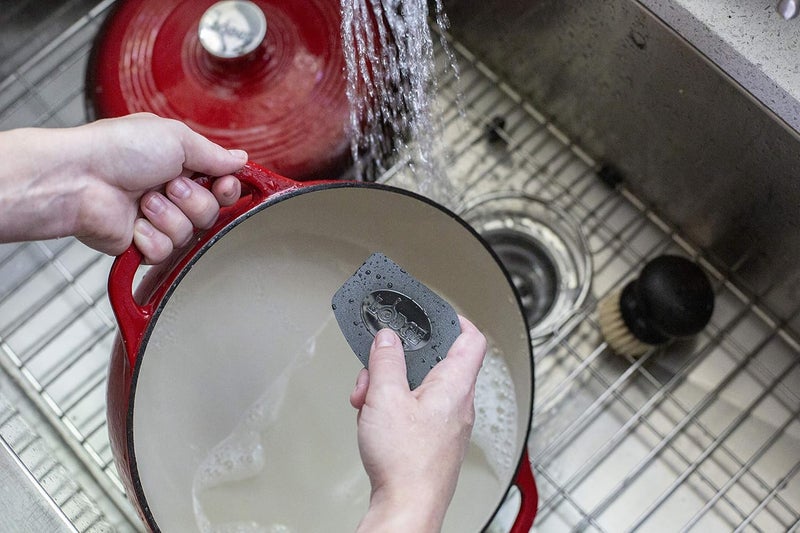 Lodge طقم العناية بالحديد الزهر المينا والسيراميك من لودج - يتضمن 11 أونصة من المنظف، مكشطة المقلاة السوداء، فرشاة فرك، عبوة من واقيات الأواني، وكتيب الاستخدام والعناية - مجموعة من 5 قطع - Image 4