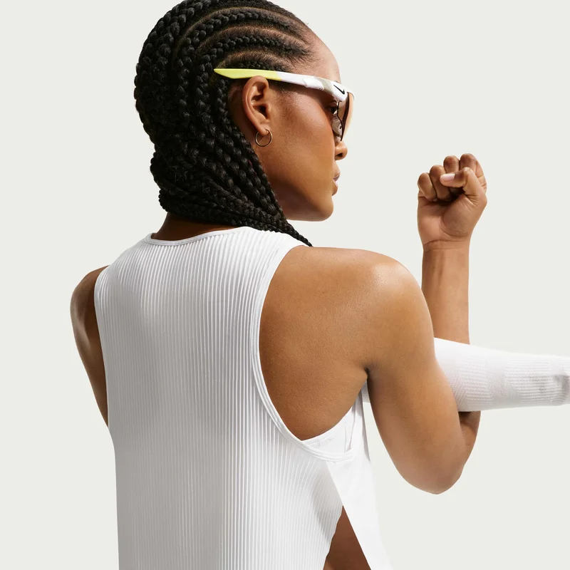 نايكي بلوزة رياضية نسائية قصيرة بتقنية دراي-فِت ادفانسد ايرو سويفت للجري