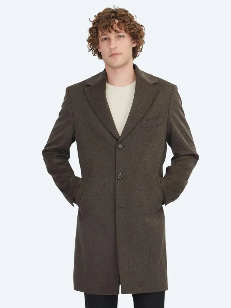 كيب معطف بني بقصة عادية وياقة فراشة ونسيج كلاسيكي