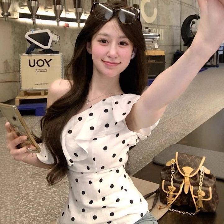 تيشيرت نسائي أبيض بنقاط البولكا بأكتاف مكشوفة بدون أكمام بقصة ضيقة - Image 2
