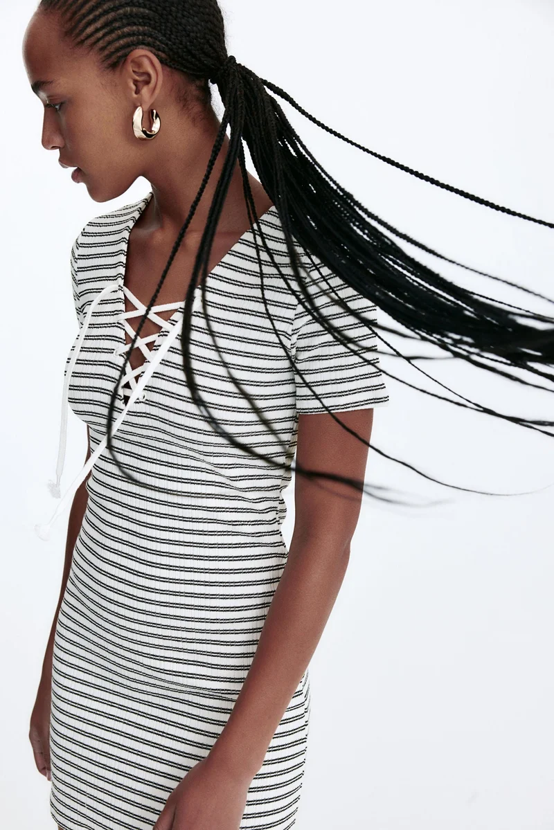 اتش اند ام فستان ضيق بتفاصيل أربطة