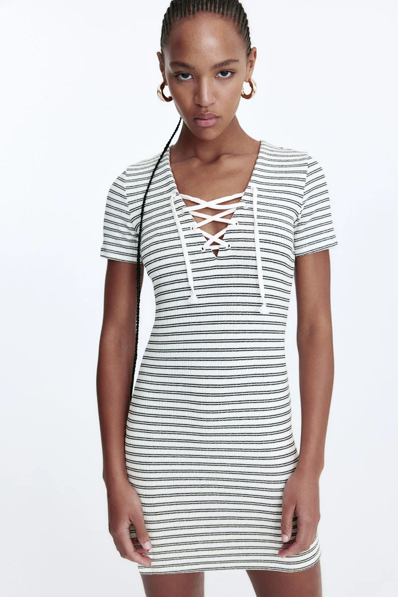 اتش اند ام فستان ضيق بتفاصيل أربطة