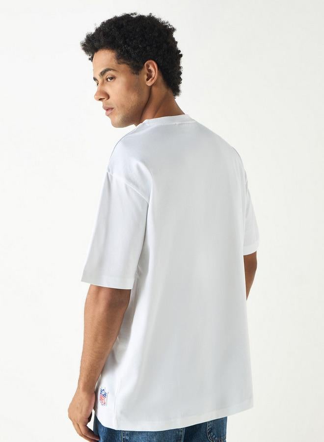 اس بي كاركترز تيشيرت بياقة ضيّقة وأكمام قصيرة وطبعات كانساس سيتي تشيفز - Image 3