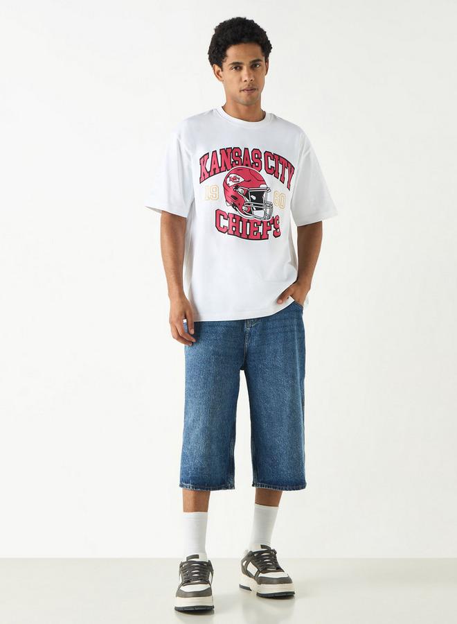 اس بي كاركترز تيشيرت بياقة ضيّقة وأكمام قصيرة وطبعات كانساس سيتي تشيفز - Image 2