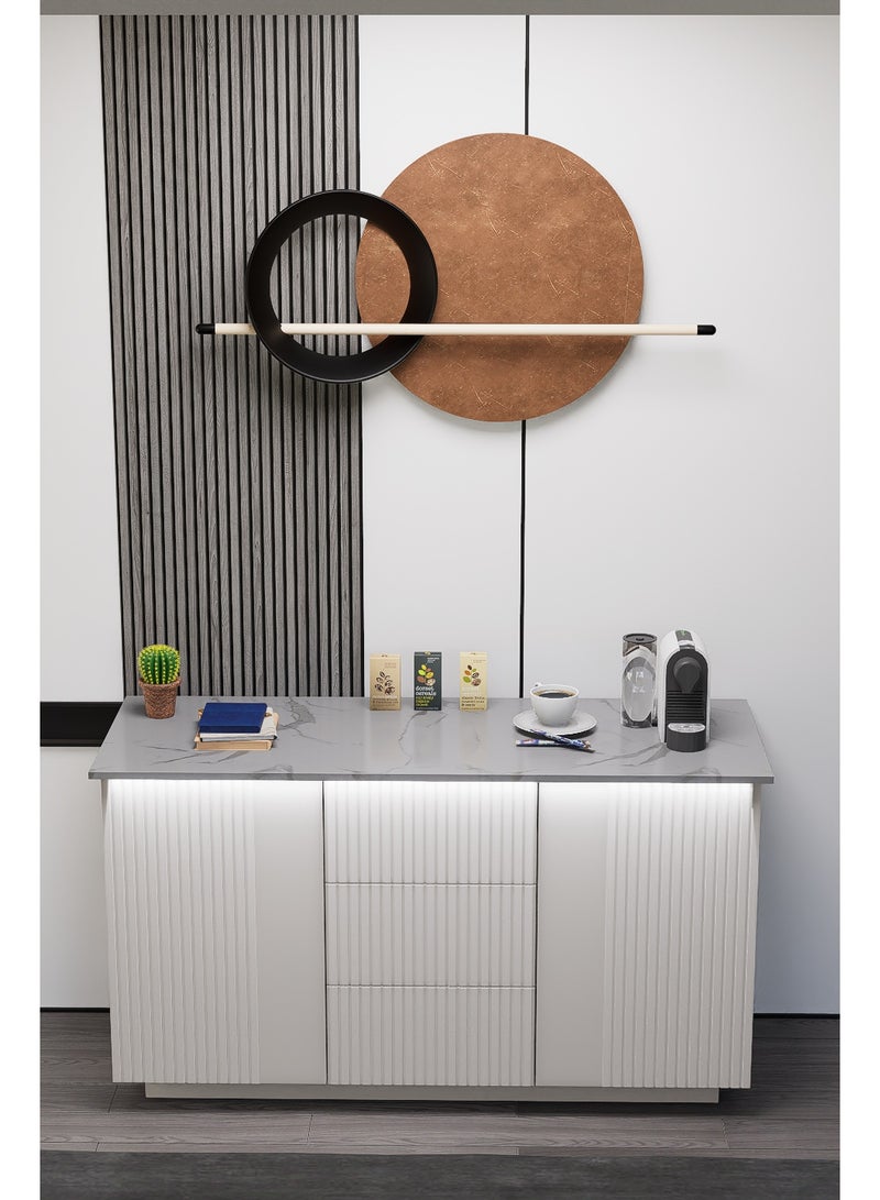 كوفي وورلد ركن قهوة باللون الأبيض، صناعة وطنية عصرية بإضاءة جذابة. - Image 3