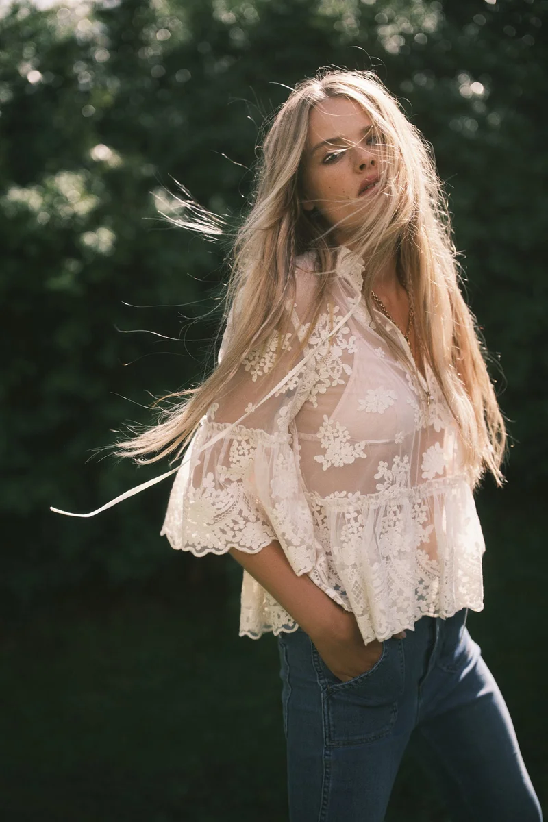 اتش اند ام جينز بحافة سفلية واسعة وخصر عالي