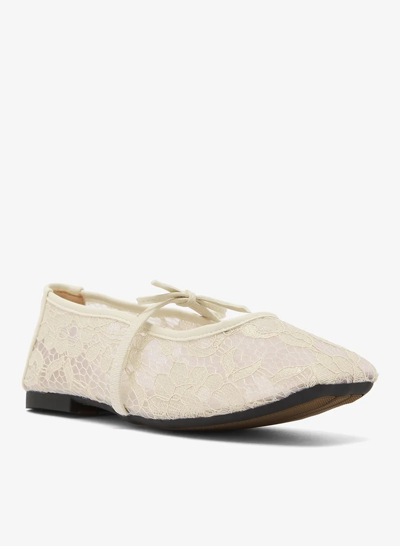 جينجر Embroidered Detail Mary Janes