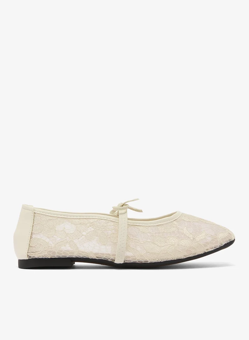 جينجر حذاء ماري جين بتفاصيل مطرزة