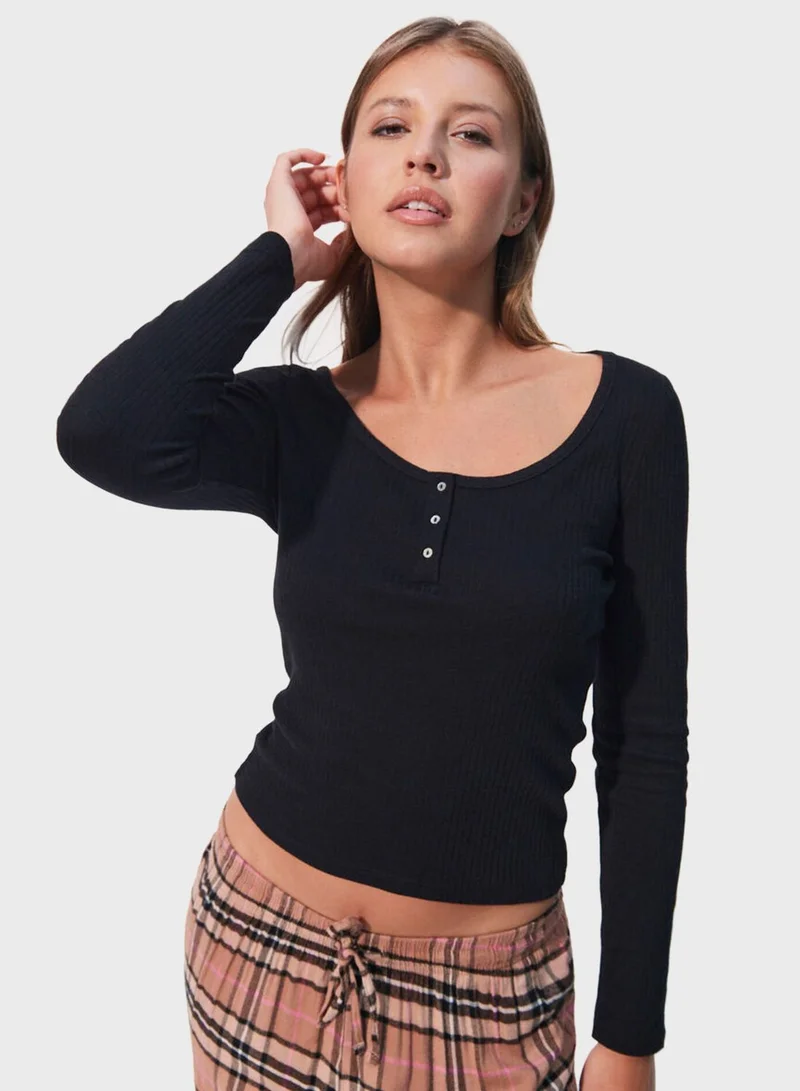 UNDIZ Scoop Neck Button Detail Top