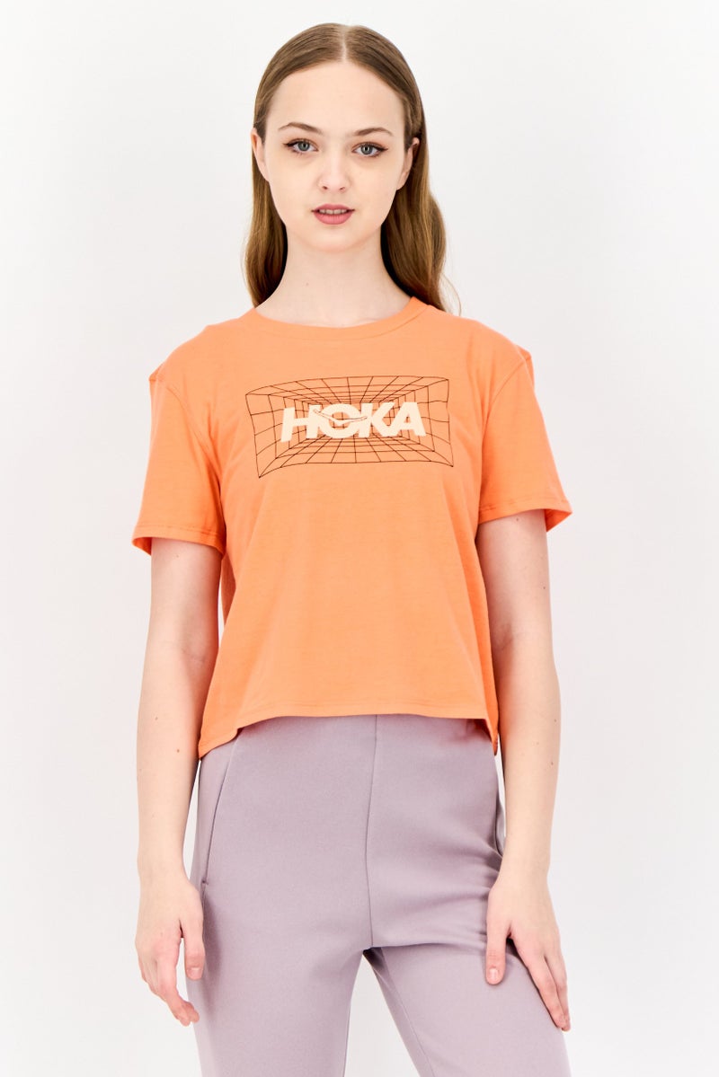 Hoka تي شيرت رياضي نسائي قصير الأكمام في الهواء الطلق، خوخ - Image 1