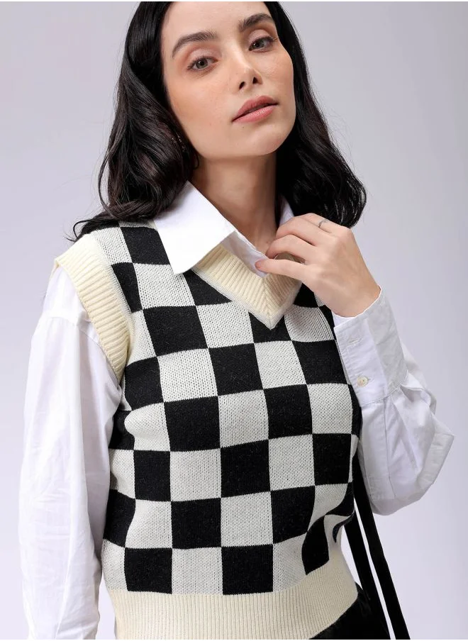 مرفوعة Women Relaxed White Checked V-Neck Sleeveless Sweater