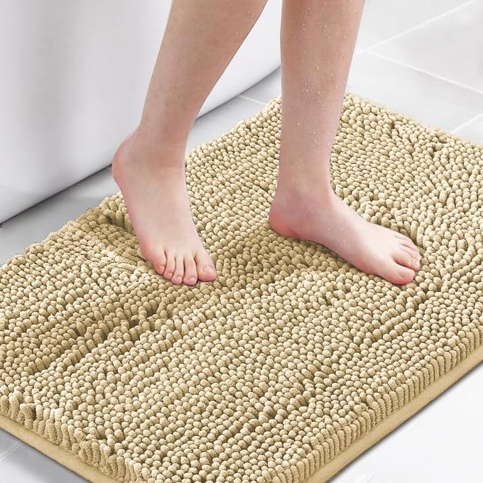 NON SLIP BATH MAT SUPER SOFT BATH RUG FOR BATHROOMS MICROFIBER CHENILLE PLUSH RUGS FOR POWDER ROOM INDOOR RUGS FOR ENTRYWAY, 17 X 24 INCHES, BEIGE