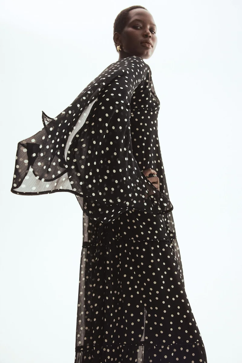 اتش اند ام فستان يتميز بتفاصيل كاب وطبقات متعددة