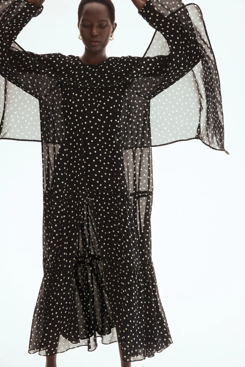 اتش اند ام فستان يتميز بتفاصيل كاب وطبقات متعددة